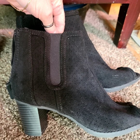 SM black peep toe faux suede booties sz6.5 LIKE NEW - Picture 2 of 7